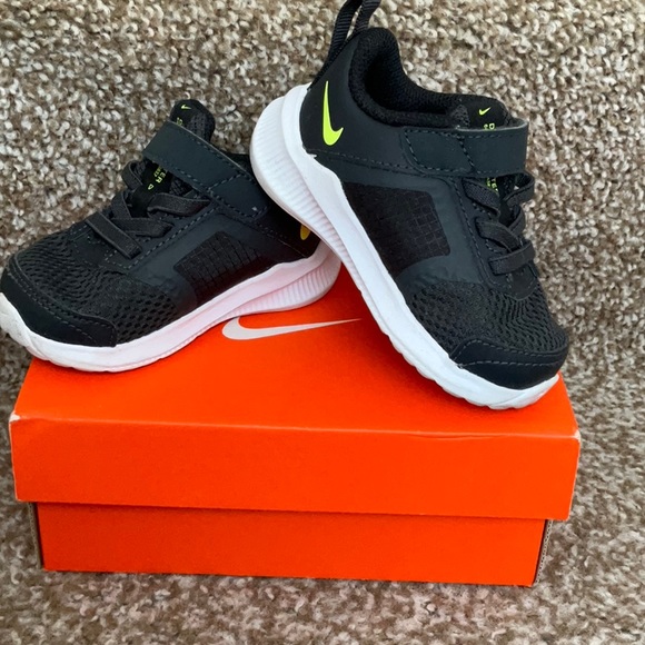 Nike Downshifter sneakers black and neon green. Size 4c - Picture 2 of 12